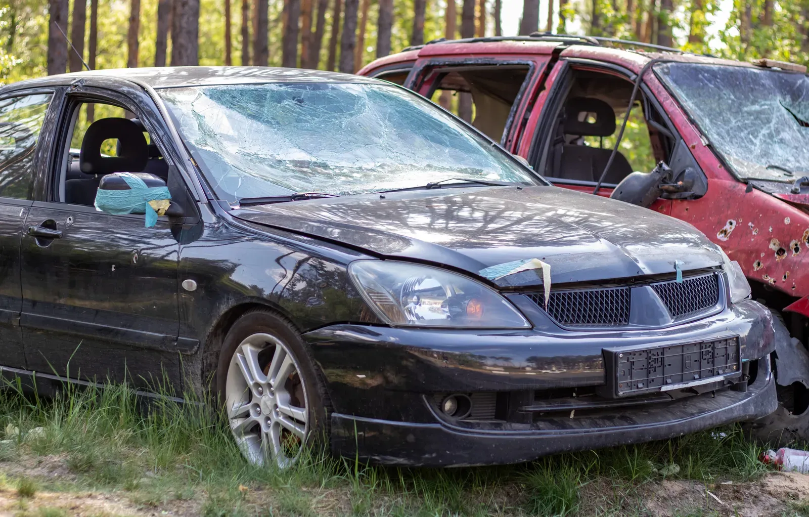 Stark beschädigtes Fahrzeug nach einem Unfall