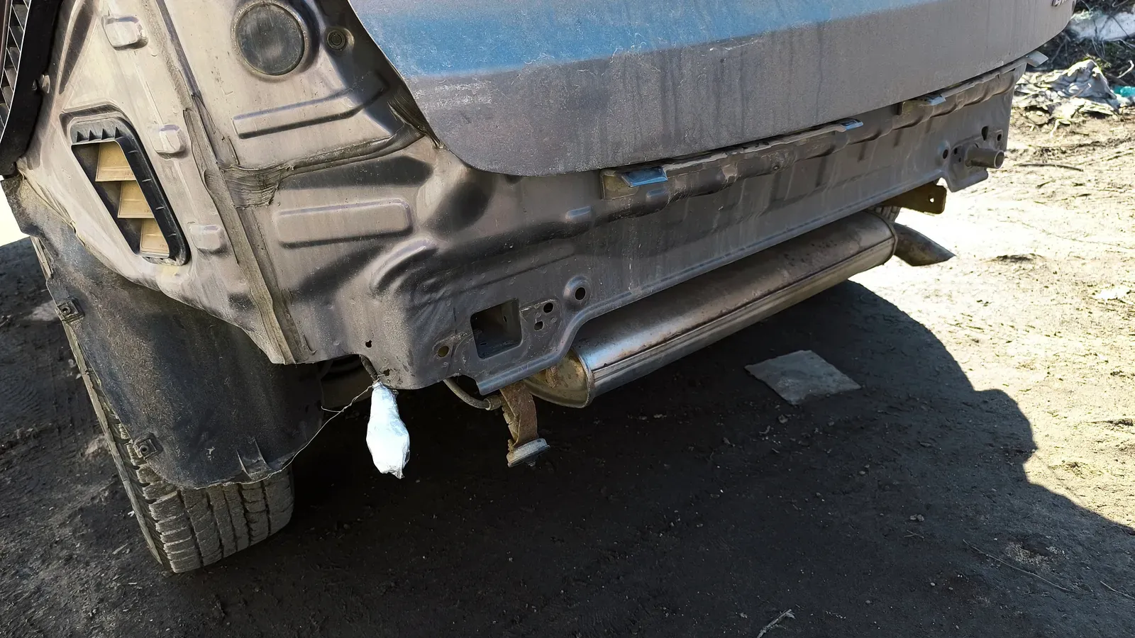 Heckschaden an einer Fahrzeugstoßstange nach einem Auffahrunfall