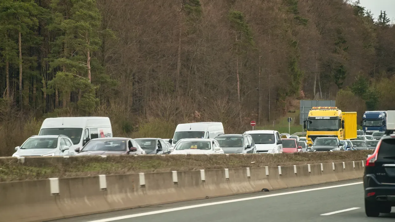 Verengte Fahrspuren in einer A73-Baustelle am Frankenschnellweg – Streifschäden an der Betongleitwand
