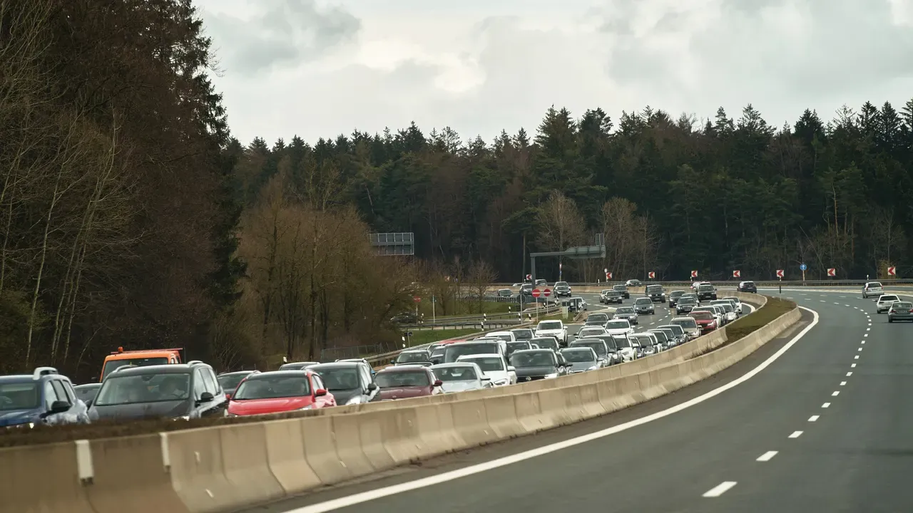 Zähfließender Ferienstau auf der Autobahn A3 mit dichtem Stop-and-go-Verkehr Richtung Würzburg