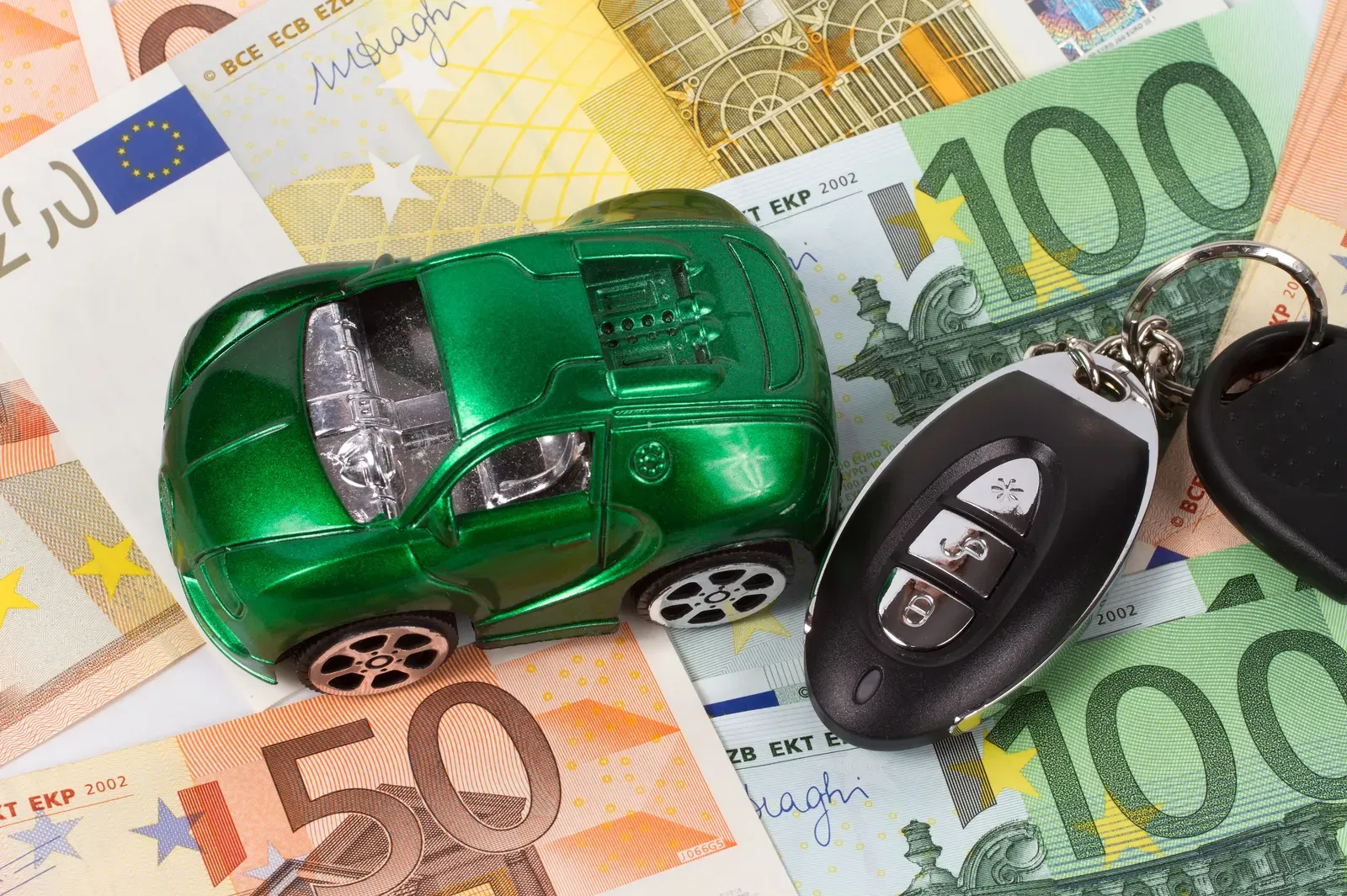 Euro-Geldscheine neben einem Autoschlüssel