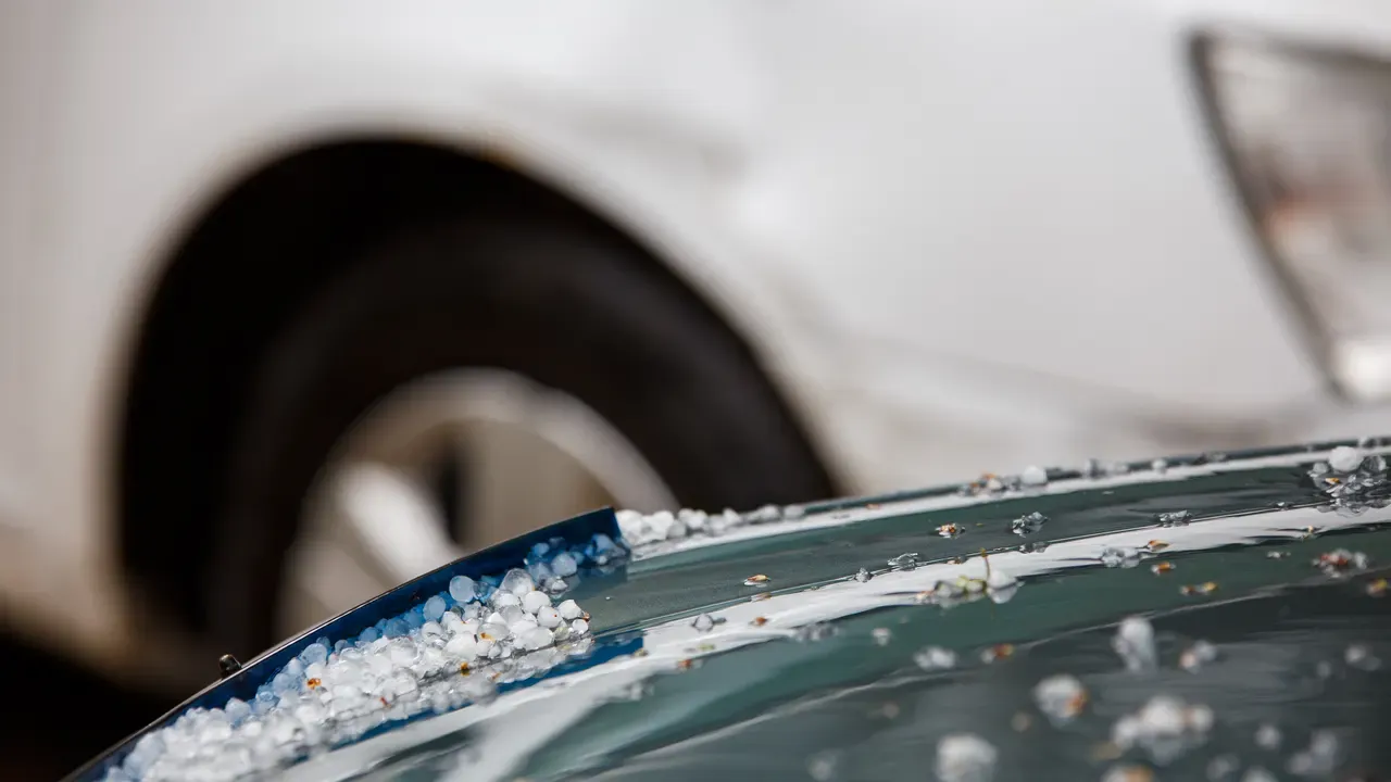 Motorhaube mit zahllosen Hageldellen nach einem Unwetter über Mittelfranken