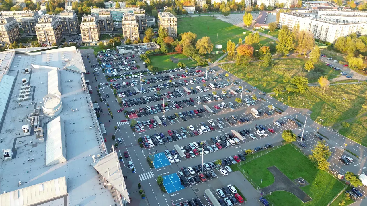 Abendlicher Verkehr am Dutzendteich in Nürnberg während des Herbstvolksfests