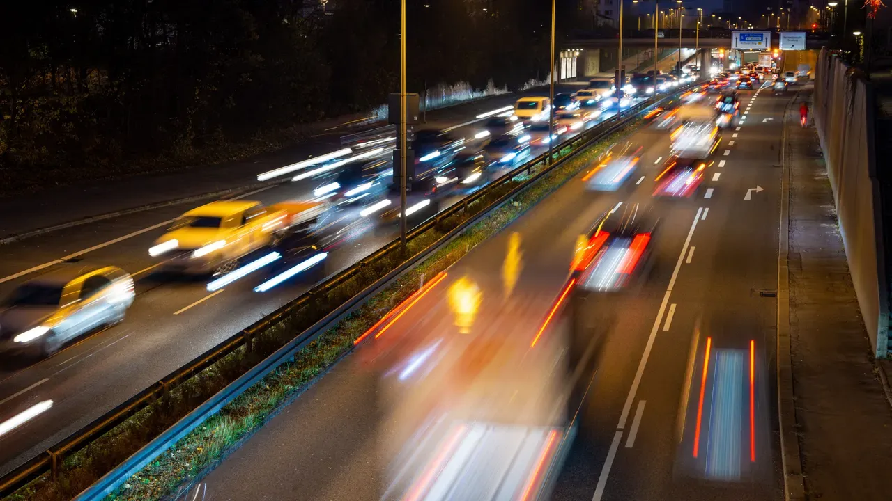 Dichter Nebel auf der Autobahn A9 mit eingeschränkter Sicht auf die Fahrbahn