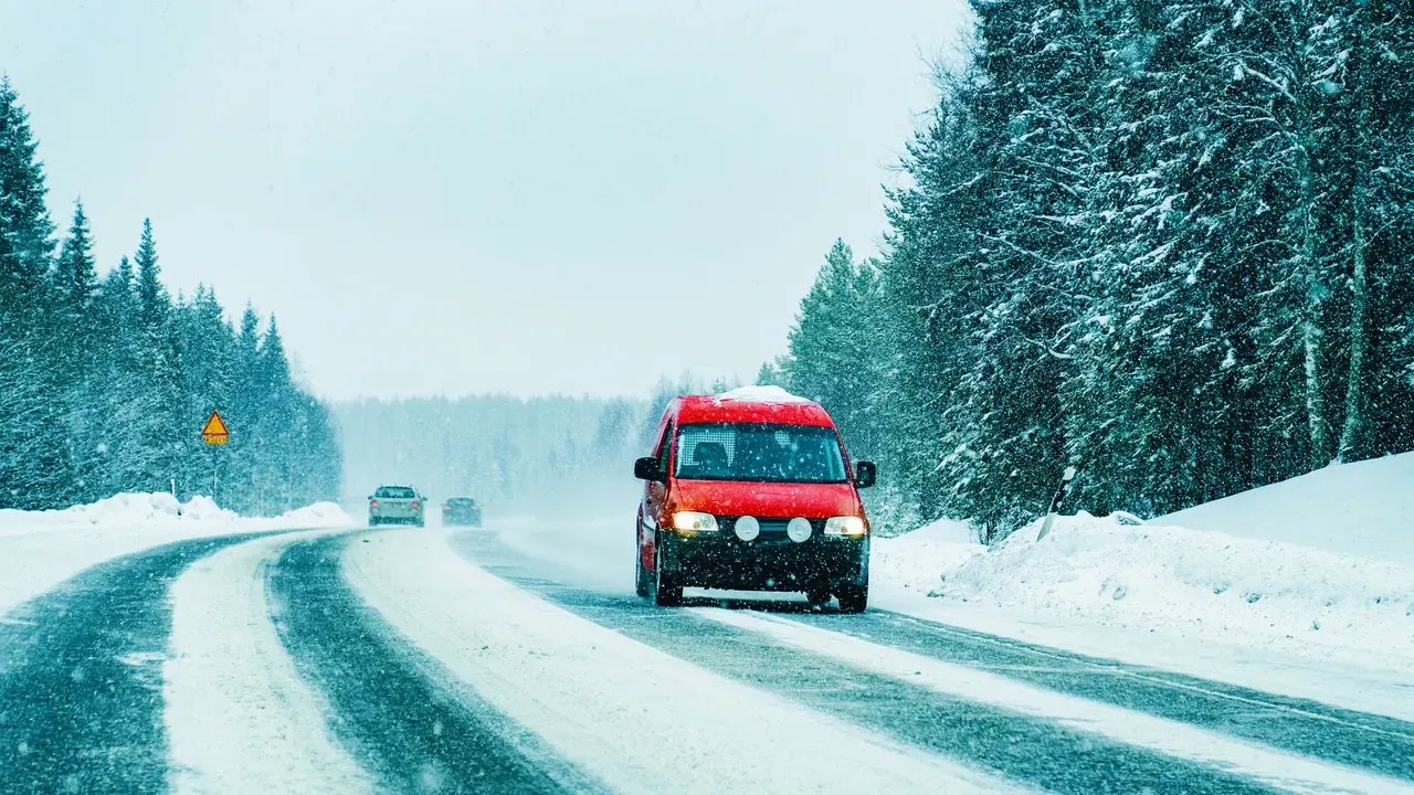 Reifenwechsel in der Werkstatt – Winterreifen wird auf ein Fahrzeug montiert