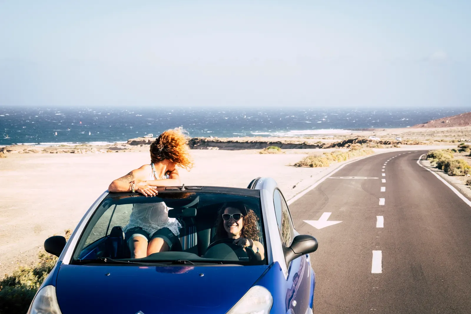Auto auf einer europäischen Autobahn während einer Urlaubsreise