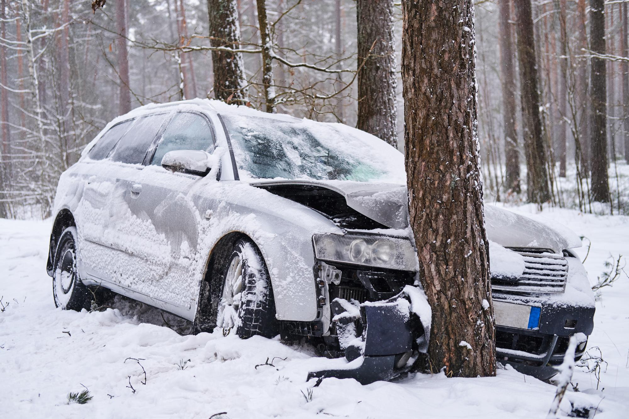 Unfall-glatteis-kfz-gutachter-kfz-schverstaendiger-fuerth-erlangen-schwabach-roth-wendelstein-feucht